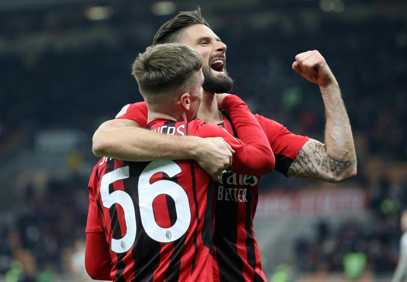 Giroud að framlengja við Milan