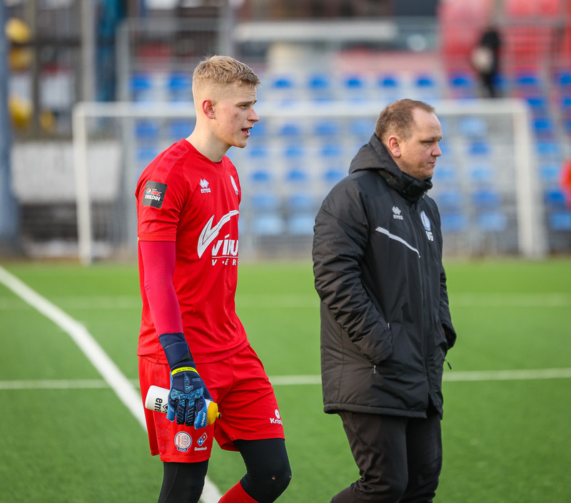 Viktor verður í markinu í sumar.