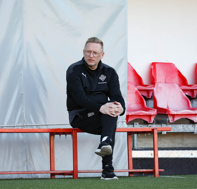 Þorsteinn Halldórsson fylgist með æfingu í dag.