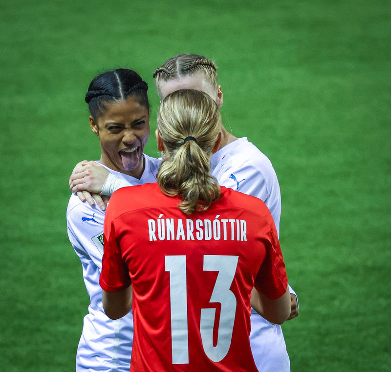 Sveindís og Cecilía eftir leik Íslands og Belarús í fyrra.