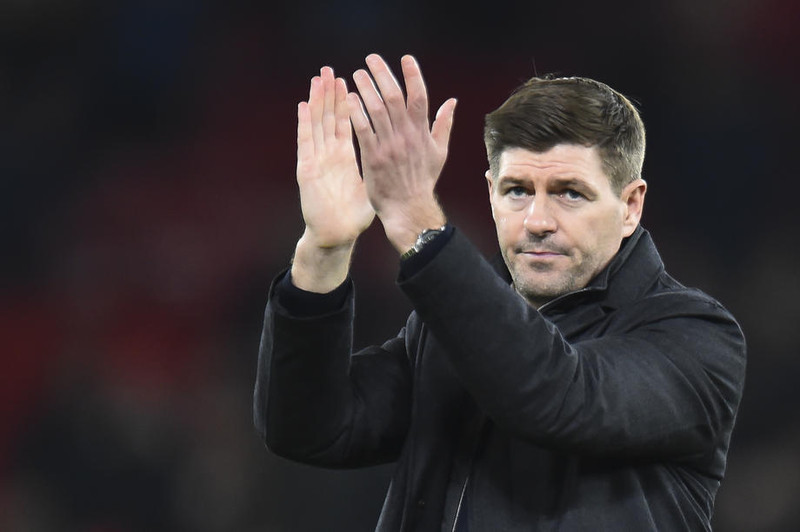 Steven Gerrard stappar stálinu í sína menn