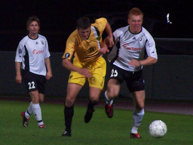 Emil Hallfreðsson í baráttu við leikmann Alemannia Aachen. Allan Borgvardt horfir á úr fjarska.