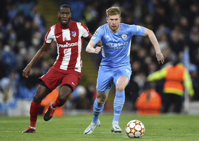 Kondogbia í baráttu við Kevin De Bruyne í Meistaradeildinni.