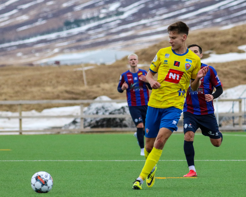 Bykov var rekinn af velli í fyrri hálfleik fyrir að slá Kjartan Henry