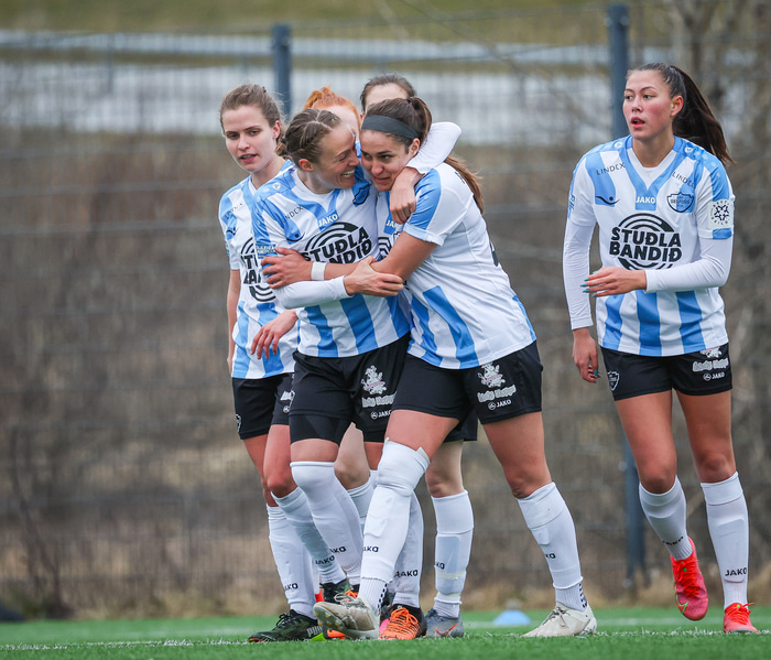 Sif Atladóttir faðmar Brennu Lovera, sem er í liði umferðarinnar.