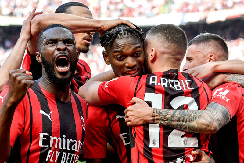 Ítalía: Milan með aðra hönd á titlinum - Genoa fallið