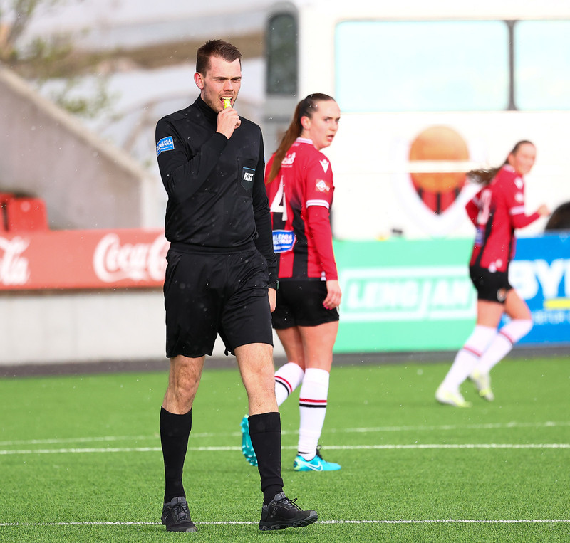 „Stefni á að vera búinn að dæma leik í efstu deild fyrir lok næsta tímabils"