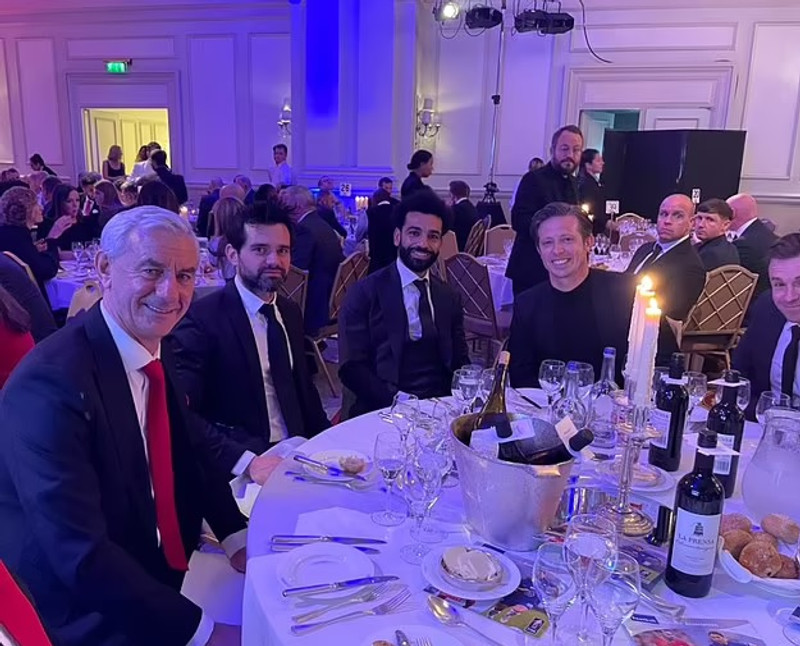 Salah var á borði með umboðsmanni sínum og íþróttastjórum Liverpool