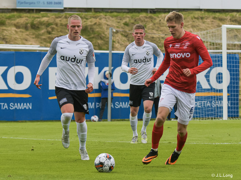 Aron vonast til að snúa aftur gegn Víkingi næsta þriðjudag.