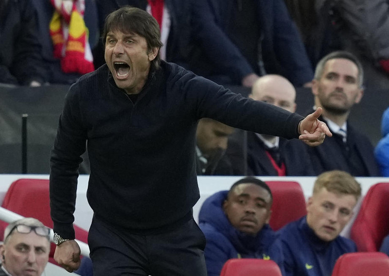 Conte læsti leikmenn inni í klefa