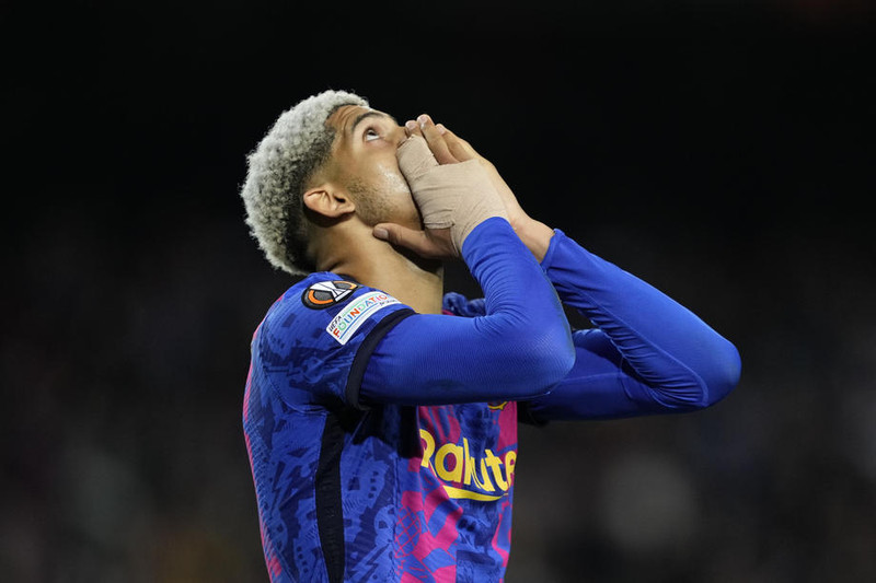 Araújo er 23 ára og með 89 keppnisleiki að baki fyrir Barcelona. Hann er byrjunarliðsmaður í landsliði Úrúgvæ.