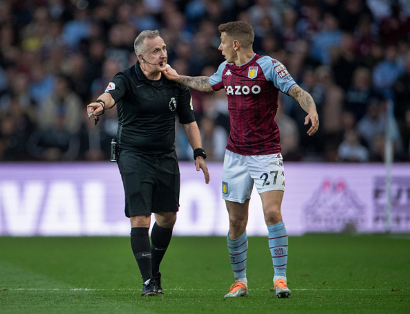 Jon Moss ræðir við Lucas Digne.