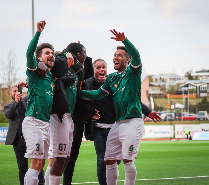 Óskar Hrafn fagnaði með af innlifun með leikmönnum sínum. Fleiri myndir eru neðar í fréttinni.