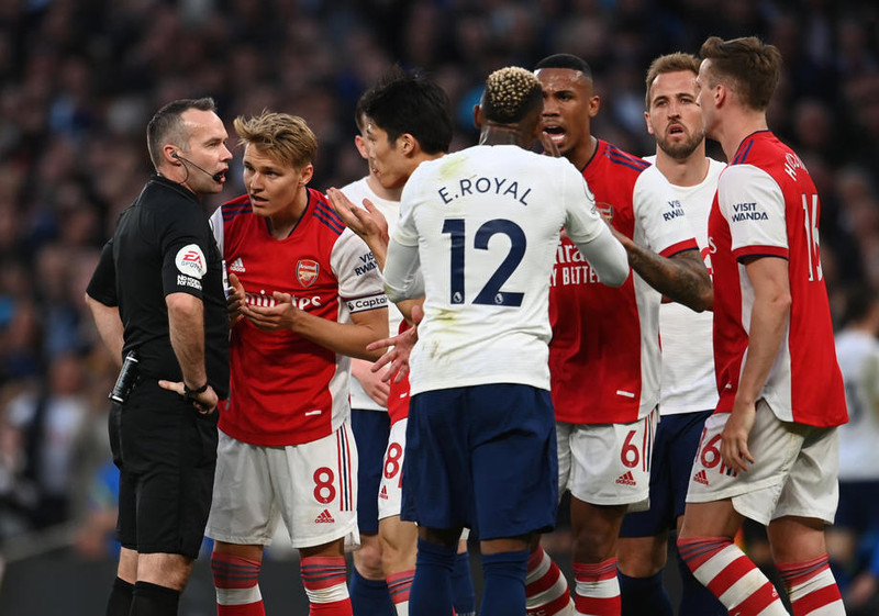 Rob Holding var rekinn af velli í fyrri hálfleik