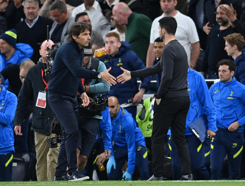 Antonio Conte og Mikel Arteta takast í hendur í kvöld