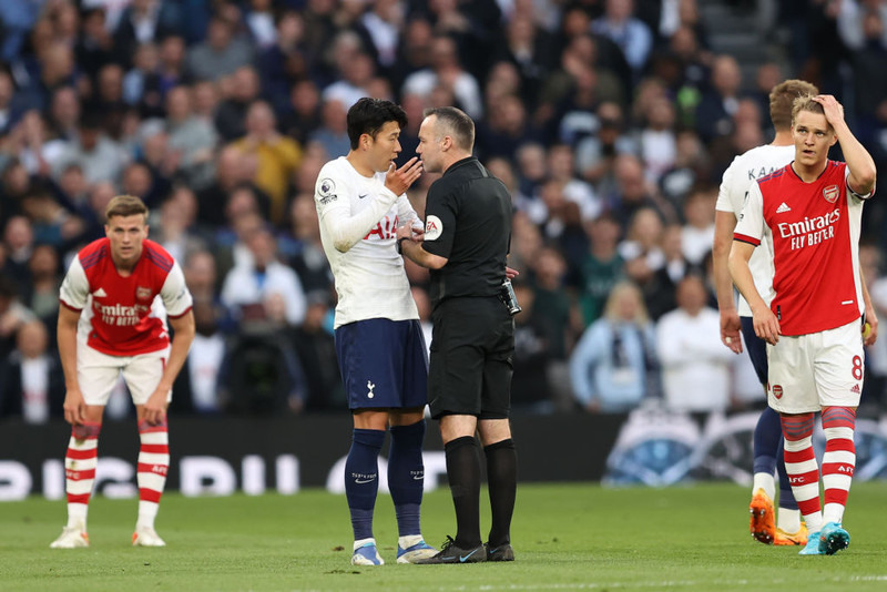 Son Heung-Min ræðir við Paul Tierney