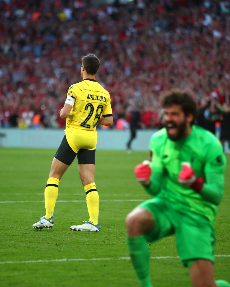 Cesar Azpilicueta skaut í stöng