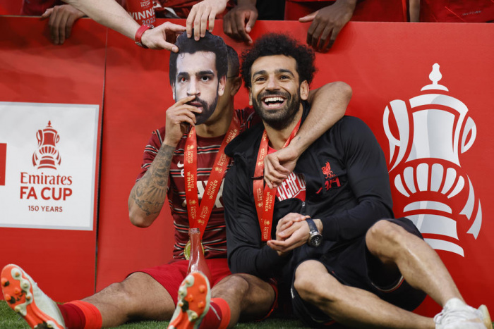 Kostas Tsimikas og Mohamed Salah eftir sigurinn í dag