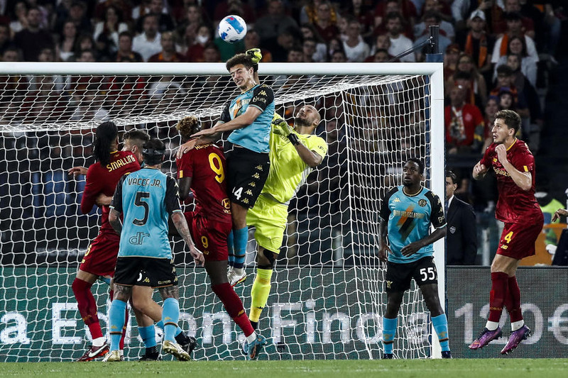 Ítalía: Roma missteig sig gegn föllnu liði Venezia