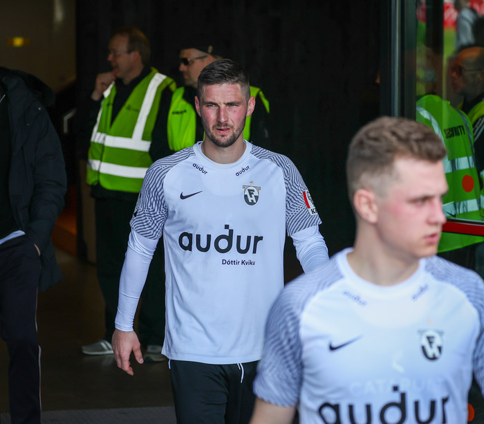 Spurning hvor byrjar, Davíð eða Kristinn.