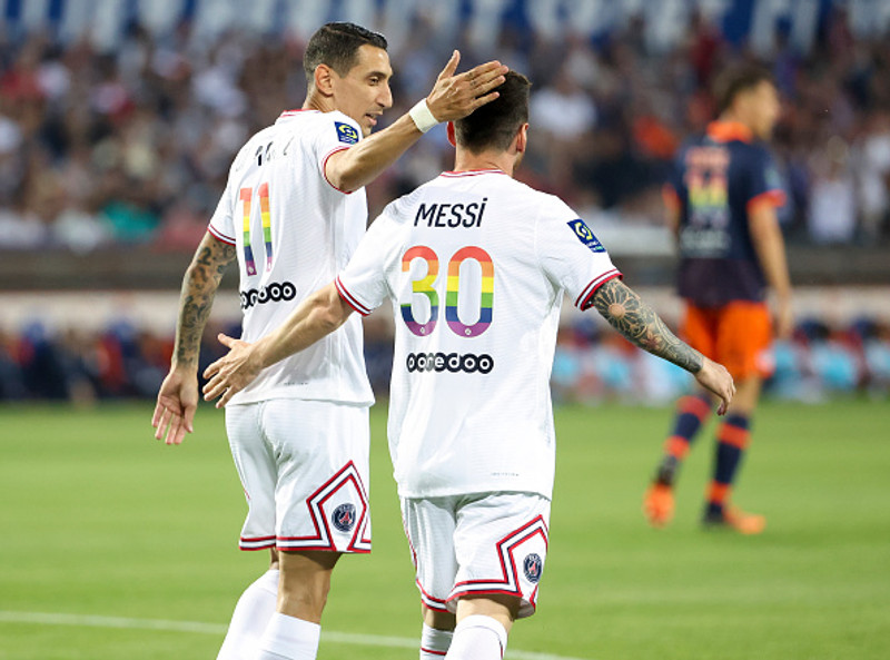 Lionel Messi og Angel Di Maria með regnbogalitina á bakinu í leik helgarinnar.