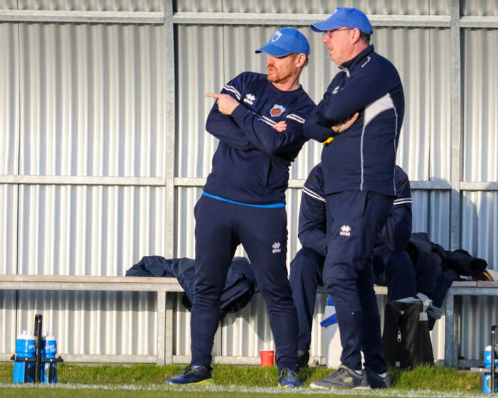 Jón Sveinsson og Aðalsteinn Aðalsteinsson á hliðarlínunni í kvöld