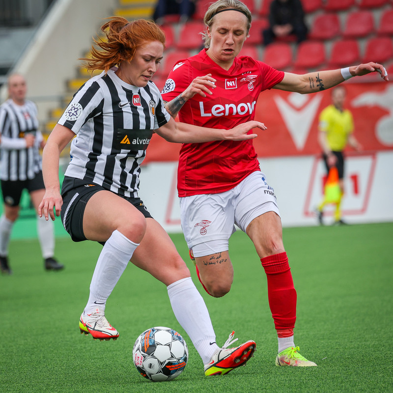 Myndaveisla: Valur vann KR auðveldlega