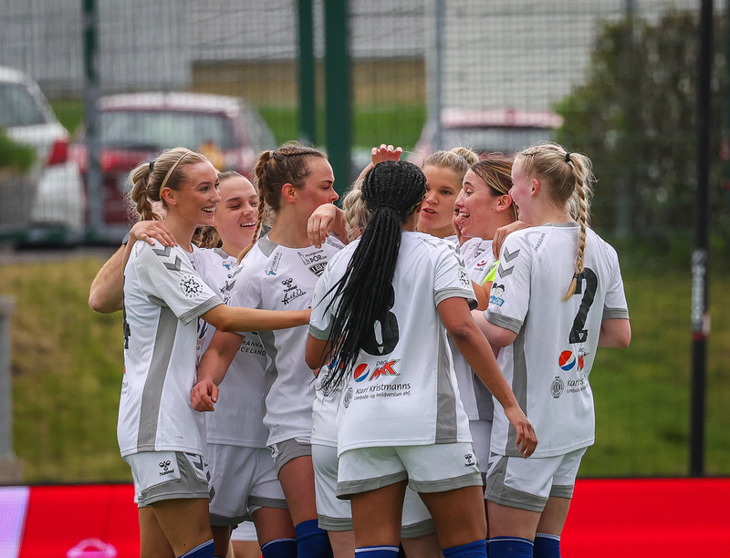 Frestað á Akureyri en Eyjakonur eru komnar á land