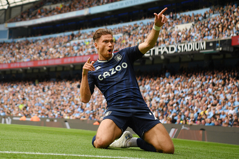 Matty Cash fagnar marki með Aston Villa.