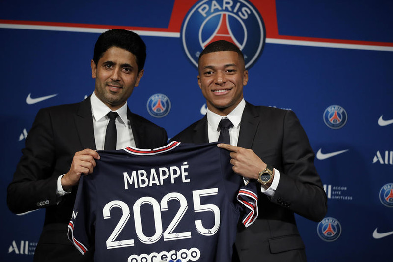2025, en samt bara 2024. Mbappe ræður sjálfur hvort hann virkji ákvæði um síðasta árið í samningnum.