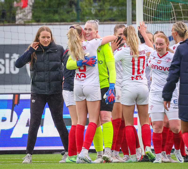 Myndaveisla: Valur vann Breiðablik í toppslagnum