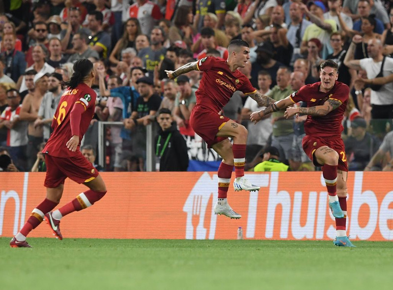 Nicolo Zaniolo fagnar sigurmarki Roma