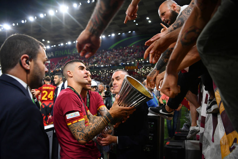 Gianluca Mancini heldur á bikarnum