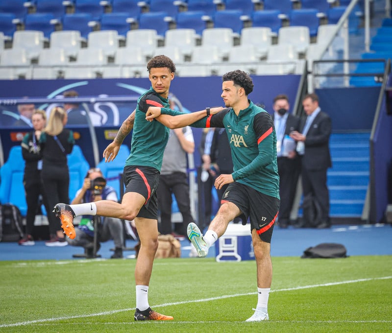 Rhys Williams og Curtis Jones.
