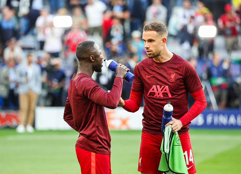 Jordan Henderson og Naby Keita ræða saman fyrir leikinn.