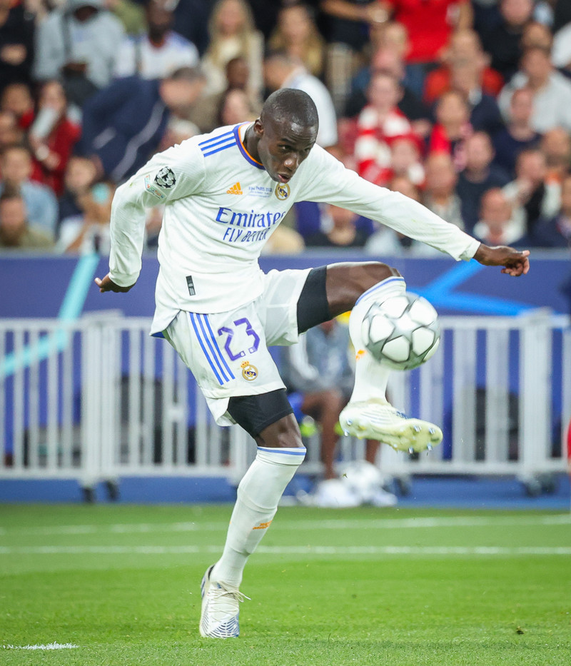 Mendy lengur frá en talið var í fyrstu - Íhugar að leggja skóna á hilluna