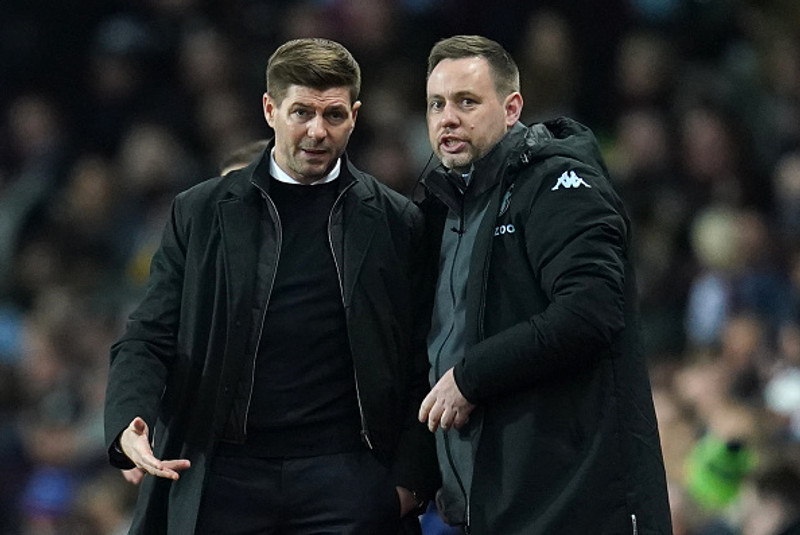 Steven Gerrard og Michael Beale.