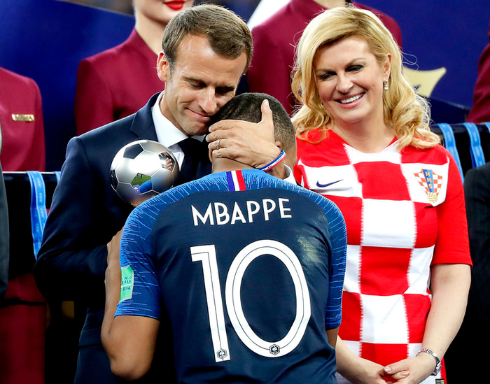 Emmanuel Macron og markaskorarinn Kylian Mbappe