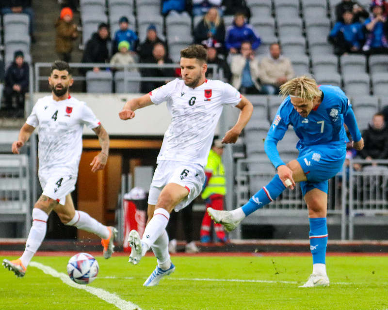 Arnór Sigurðsson reynir skot að marki
