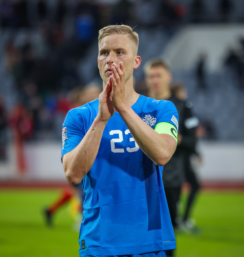 Hörður Björgvin tók við fyrirliðabandinu þegar Birkir Bjarnason fór af velli í Þjóðadeildinni. Hann er einn af þeim sem getur spilað fleiri en eina stöðu.