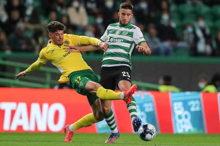 Goncalo Inacio (til hægri) í leik með Sporting.
