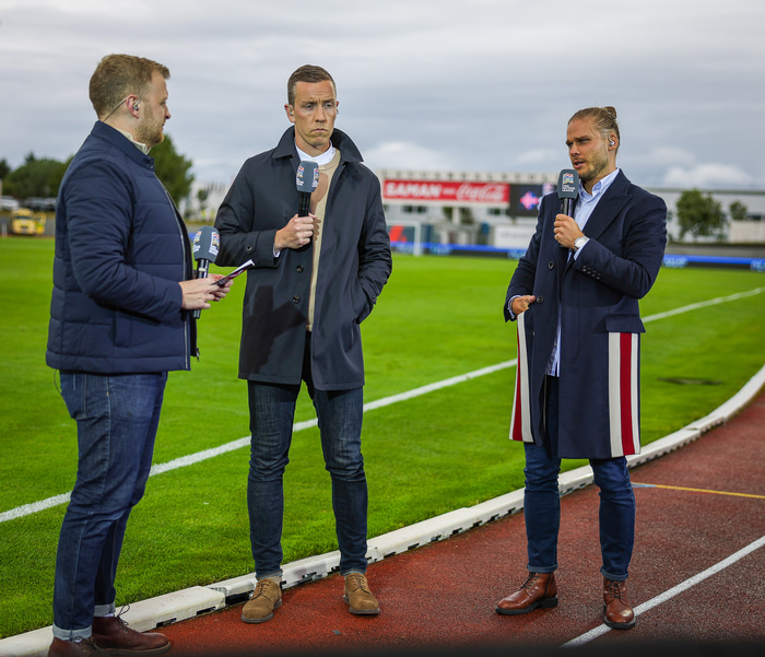 Vilhjálmur Freyr Hallsson er mikill stuðningsmaður Aston Villa. Hann er þáttastjórnandi <i>Steve Dagskrá</i> hlaðvarpsins og starfar einnig fyrir sjónvarpsstöðina <i>Viaplay</i>. Hér spjallar hann við tvo fyrrum landsliðsmenn í útsendingu fyrr á þessu ári.