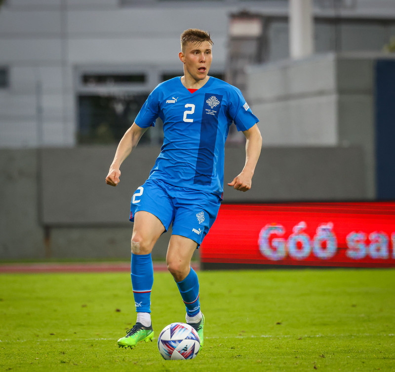 Alfons Sampsted spilar við Arsenal á Emirates