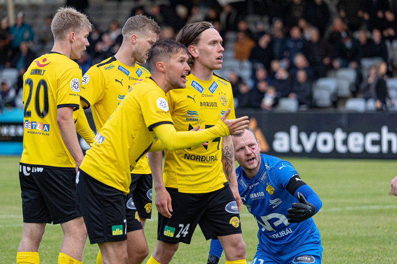 Myndir: Árni Snær fékk stóran skurð í andliti gegn KR
