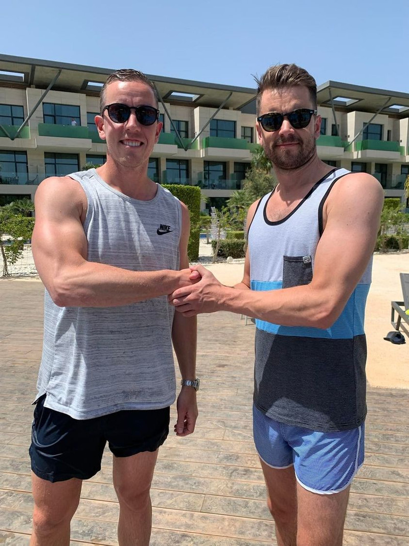 Hannes og Kári handsala félagaskiptin