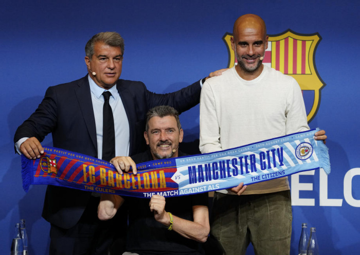 Joan Laporta forseti Barcelona, Carlos Unzué og Pep Guardiola á fréttamannafundinum í dag.