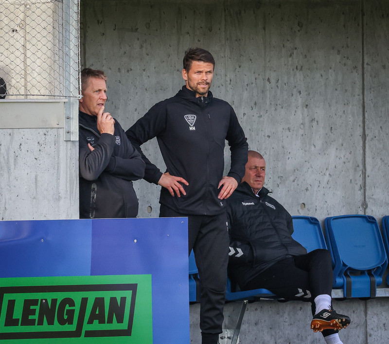 Heimir Hallgrímsson og Hermann Hreiðarsson ræða málin.