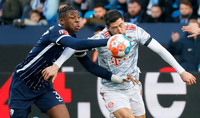 Bella-Kotchap í baráttu við Robert Lewandowski.