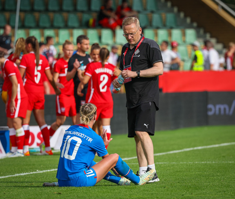 Dagný Brynjarsdóttir og Þorsteinn Halldórsson ræða málin.