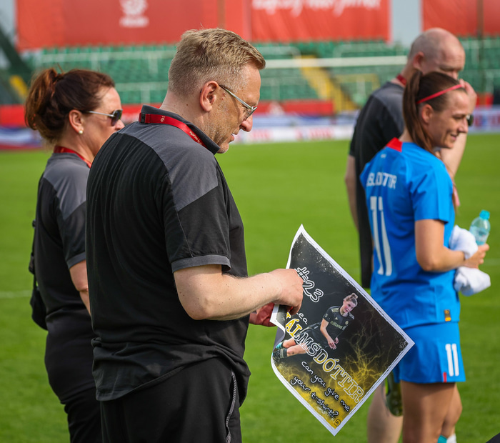 Steini landsliðsþjálfari með plakatið af Karólínu Leu eftir leik.